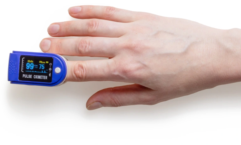 Bild einer Hand mit einem Puls Messgerät