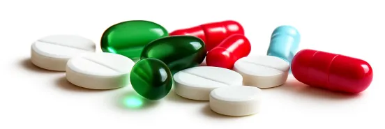 Verschiedene Tabletten auf weißem Untergrund